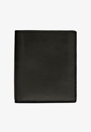 Zwarte leren portemonnee met een gestructureerde afwerking, met een eenvoudige rechthoekige vorm en bovenstiksels aan de randen. Geen zichtbare hardware of accenten.