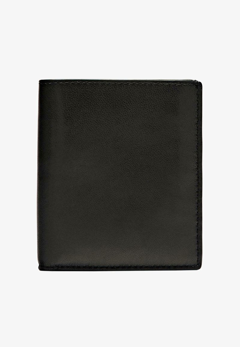 Zwarte leren portemonnee met een gestructureerde afwerking, met een eenvoudige rechthoekige vorm en bovenstiksels aan de randen. Geen zichtbare hardware of accenten.