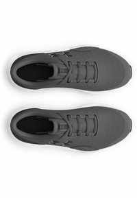 Harmaat urheilukengät, joissa on verkkopinta, teksturoidut yksityiskohdat, pyöreä kärki ja valkoinen pohja. Varustettu nauhoilla ja logolla sivussa.