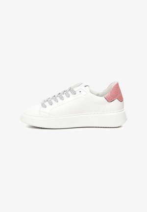 Sneaker bianco in pelle con un accento rosa testurizzato sul tallone, lacci grigi e suola in gomma. Presenta una punta arrotondata e un design minimalista.