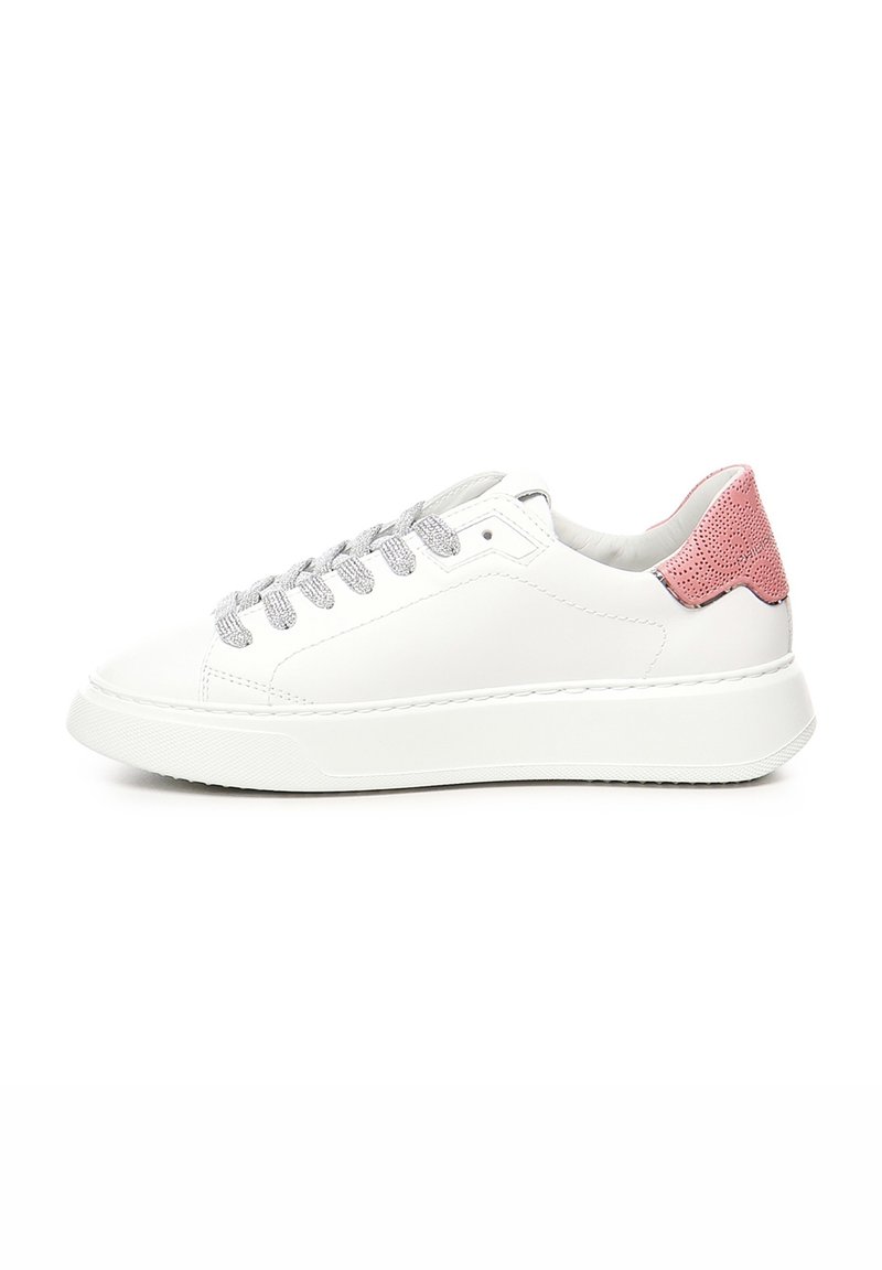 Sneaker bianco in pelle con un accento rosa testurizzato sul tallone, lacci grigi e suola in gomma. Presenta una punta arrotondata e un design minimalista.