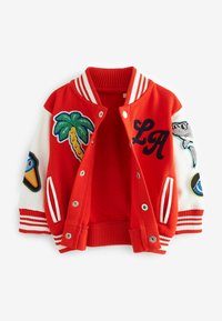 Veste varsity rouge et blanche avec boutons-pression, col et poignets rayés, écusson de palmier, initiales LA, et divers patchs colorés sur les manches.