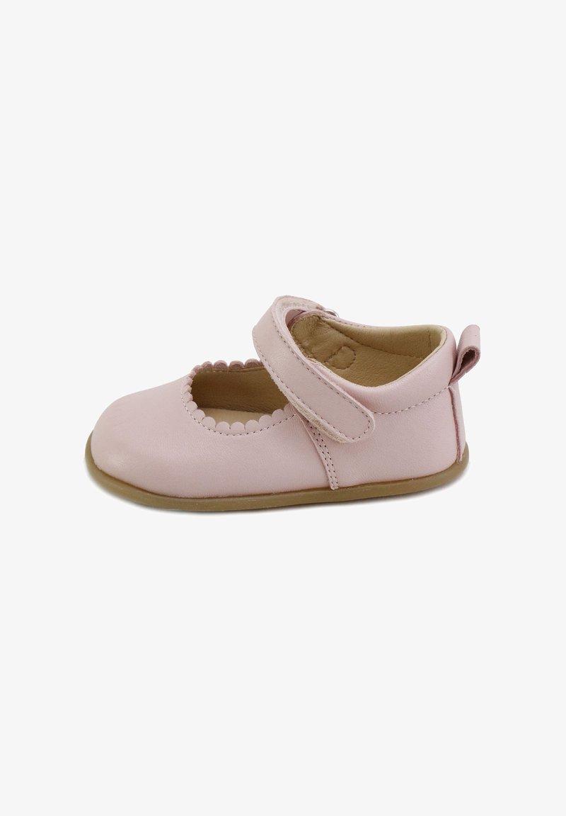 Zapato tipo Mary Jane de piel rosa con un diseño de ondas alrededor del corte, correa de Velcro y suela de goma flexible.