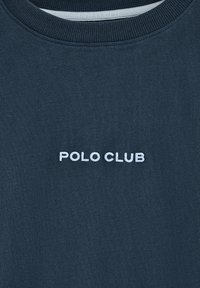 Mörkblå bomullströja med ribbat rund halsringning och broderad "POLO CLUB" i ljusblått på framsidan.