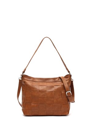 Ruda odinė rankinė su austu kvadrato raštu, reguliuojama petneša ir sidabro spalvos sagtimi ant balto fono.