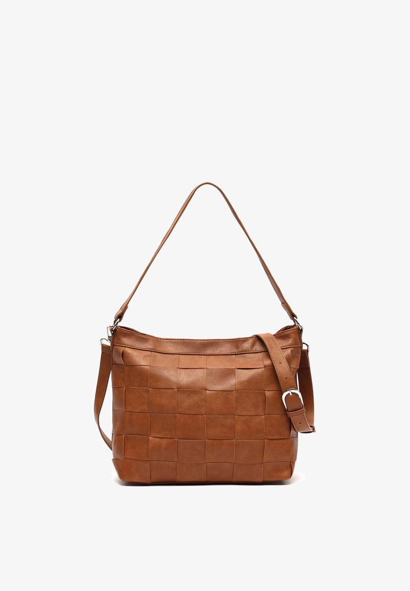 Hnědá kožená kabelka s tkaným čtvercovým vzorem, nastavitelným ramenním popruhem a stříbrnou přezkou na bílém pozadí.