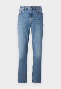 Jeans de color azul claro con un diseño de pierna recta, estilo de cinco bolsillos y detalles de costura visibles. Fabricados en material de mezclilla con una textura suave.