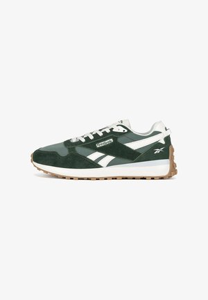 Zelené a biele športové topánky s vrchnou časťou z semišu a sieťoviny, ktoré disponujú textúrovanou gumovou podrážkou a značkou Reebok na boku.