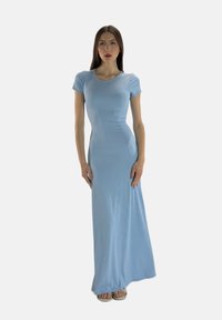 Hellblaues, figurbetontes Maxikleid mit kurzen Ärmeln und rundem Ausschnitt; glatte Textur und langes, fließendes Design.