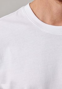SNOCKS T-shirt basic - weiß