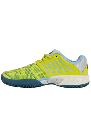 Gelb-blauer Sportschuh mit niedrigem Schnitt, profilierter Sohle, Schnürverschluss und Belüftungsstreifen an den Seiten.