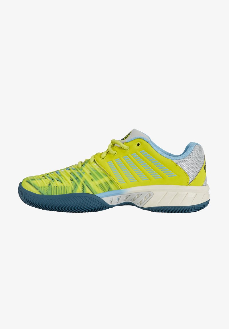 Chaussure de sport basse jaune et bleue avec semelle texturée, fermeture à lacets et bandes de ventilation sur les côtés.