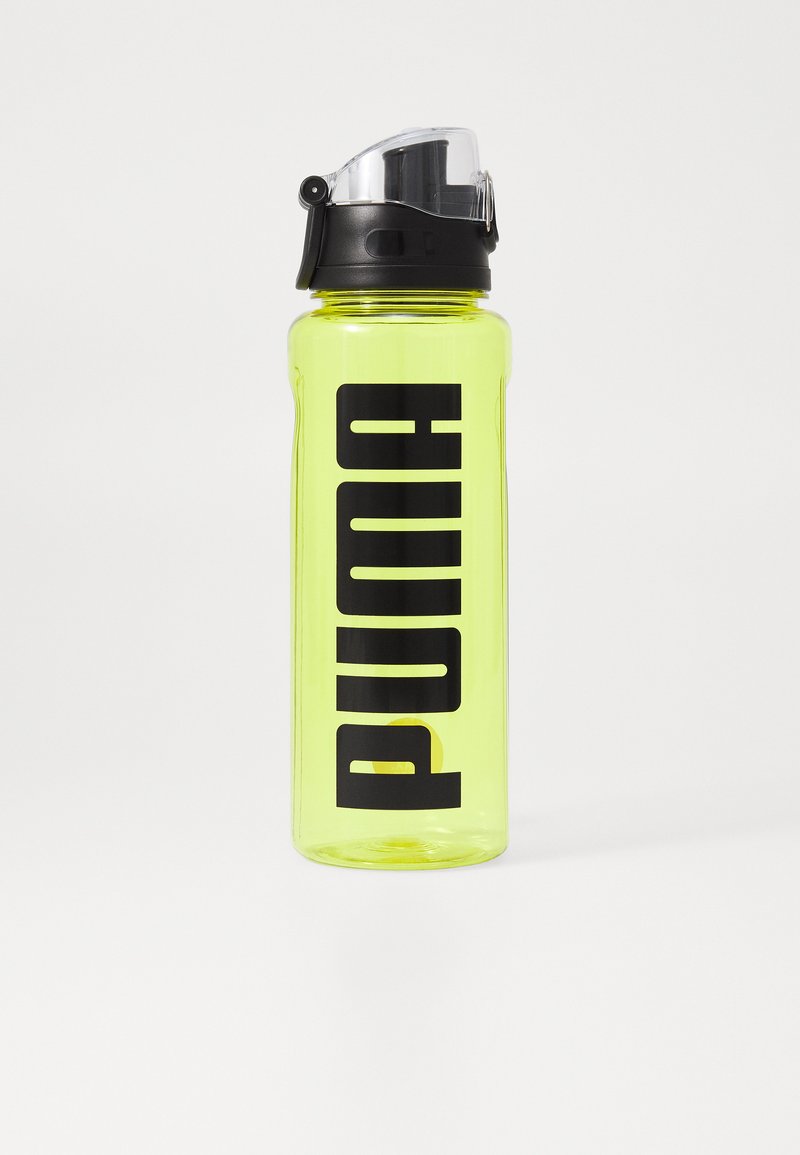 Klar plastvannflaske med en lys gul kropp, svart "PUMA"-logo og svart lokk med flip-top tut.