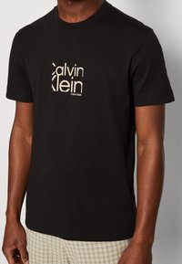 Calvin Klein Triko s potiskem - black