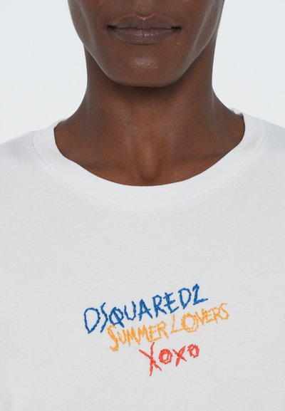 Tricou alb din bumbac, cu text brodat colorat: "DSQUARED2 SUMMER LOVERS XOXO" în nuanțe de albastru, portocaliu și roșu. Design clasic cu gât rotund.
