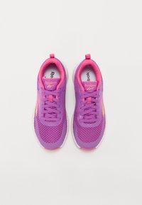Fialové športové topánky s priedušným vrchom, ružovými akcentmi a bielou podrážkou. Obsahujú okrúhle šnúrky, polstrovaný golier a logo Reebok na jazyku.
