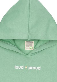 Felpa verde in cotone con un logo frontale che recita "loud + proud", caratterizzata da una texture morbida e un classico design con cappuccio.