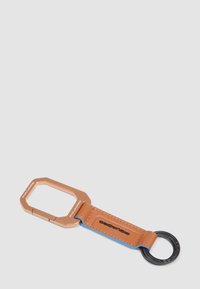 Portachiavi in cuoio marrone con esagono metallico arancione e anello nero, caratterizzato da cuciture blu e marchio inciso.