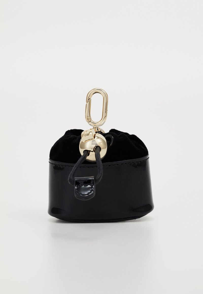 Schwarze Lackledertasche mit Kordelzugverschluss, goldfarbenen Beschlägen und einem Karabinerclip. Weiche Samtfutterung im Inneren.