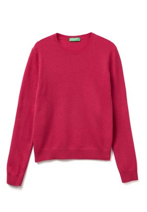 Fuchsia gestrickter Pullover mit rundem Halsausschnitt, langen Ärmeln, gerippten Bündchen und Saum. Glatte Textur, keine sichtbaren Muster oder Akzente.