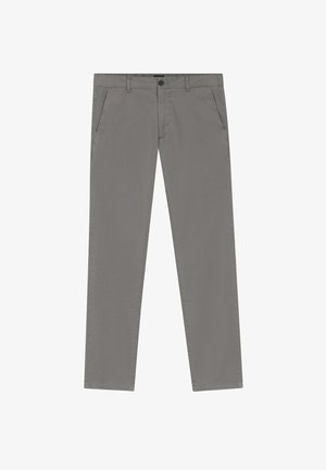 Graue gerade geschnittene Hose mit Fronttaschen, Gürtelschlaufen und Knopfverschluss, flach auf weißem Hintergrund liegend.