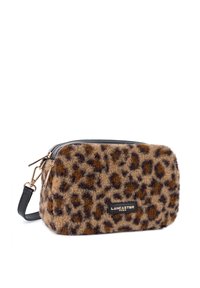 Borsa cosmetica in pelliccia leopardata con dettagli in pelle nera, finiture dorate e chiusura con zip. Presenta un'etichetta brandizzata sul davanti.