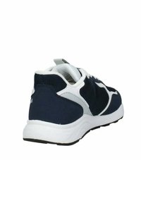 Scarpa sportiva blu navy con suola e dettagli bianchi, caratterizzata da una tomaia in rete, forma arrotondata e un tassello visibile sul tallone.