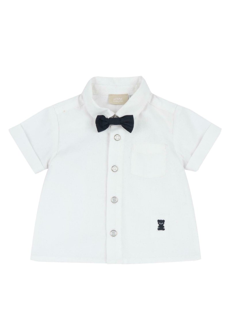 Chemise blanche à manches courtes avec col, dotée d'un nœud papillon noir, de cinq boutons et d'une petite broderie d'ours sur la gauche.