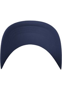 Cappellino visiera blu navy con una visiera leggermente curva, realizzato in tessuto morbido e con sei linee cucite lungo il bordo.