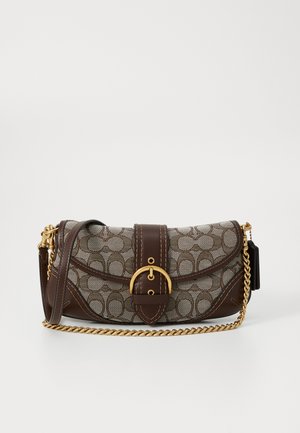 Sac à épaule brun et beige à motif, avec une chaîne dorée, une sangle en cuir à boucle et un rabat arrondi sur fond blanc.