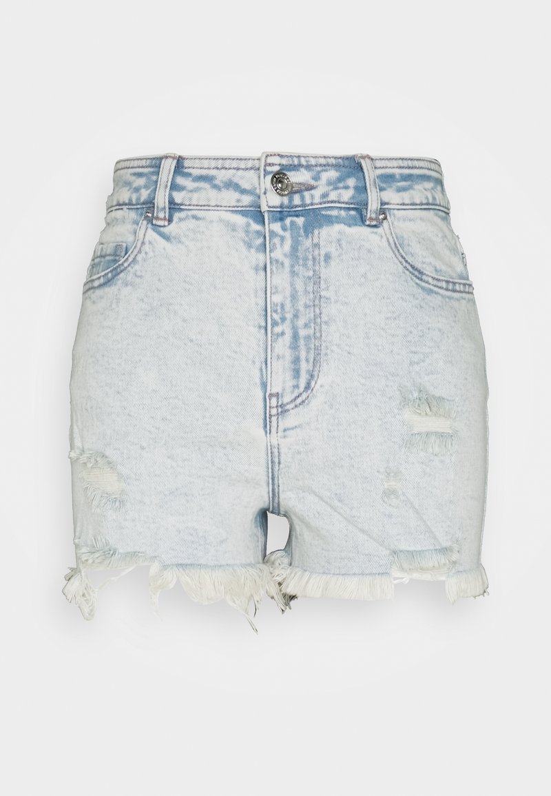 Světle modré džíny šortky s vybledlými záplatami, roztrhaným lemem, designem s pěti kapsami a zapínáním na předním knoflíku.