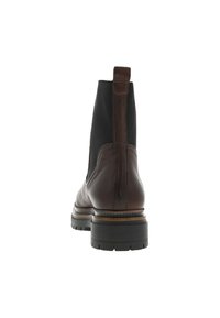 Bottine en cuir marron avec un panneau élastique noir. Présente un talon texturé et des accents cousus. Inclut une languette pour un enfilage facile.