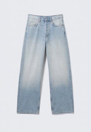 Hele sinise värvusega laiade säärega teksapüksid, mis on esiküljel nööbi, tõmbluku, vööaasade ja viie taskuga, lamavad valgel taustal.