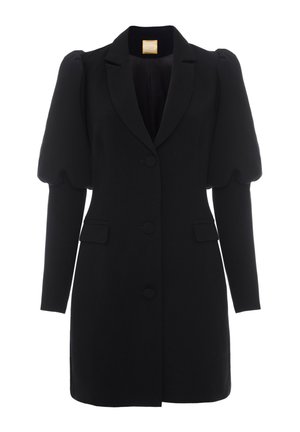 Czarna sukienka na miarę z usztywnionymi bufkowatymi rękawami, zapięciem na guziki z przodu, kołnierzem z wycięciem i dwoma przednimi kieszeniami z klapkami.