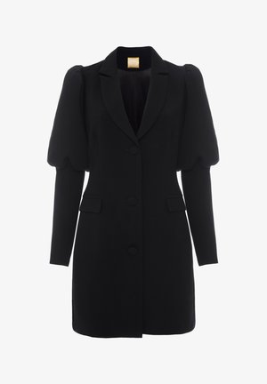 Czarna sukienka na miarę z usztywnionymi bufkowatymi rękawami, zapięciem na guziki z przodu, kołnierzem z wycięciem i dwoma przednimi kieszeniami z klapkami.