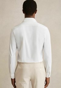 Reiss REGULAR FIT VOYAGER LONG-SLEEVE TRAVEL - Alkalmi ing - white