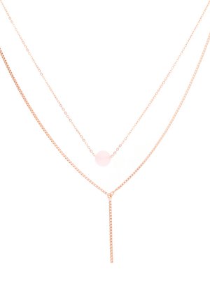 Collier en or rose comprenant deux chaînes, l'une avec un design plat et l'autre avec une perle rose ronde. Longueur ajustable avec un pendentif en goutte.