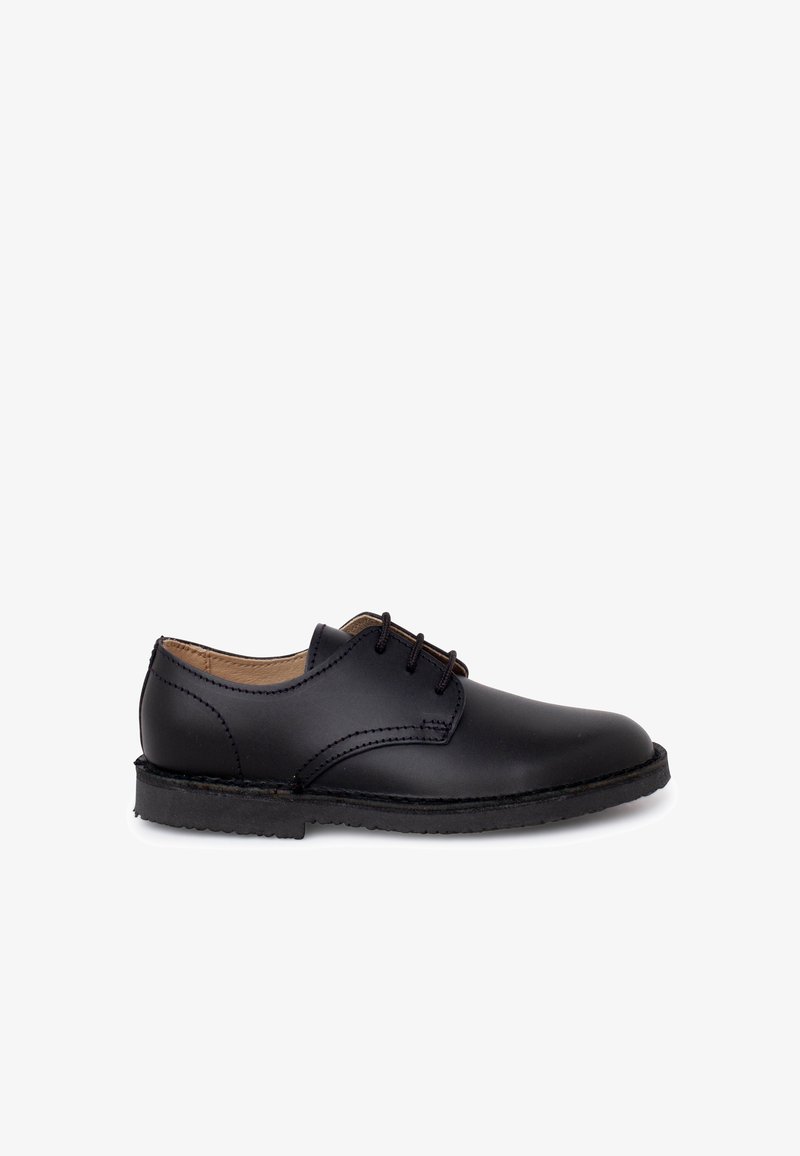 Chaussure formelle noire en cuir à lacets, avec un bout arrondi et une semelle robuste, présentée sur un fond blanc.