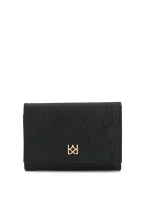 Černá peněženka z texturované kůže se zlatým reliéfním logem na přední straně, obdélníkový tvar, skládací design, izolovaná na bílém pozadí.