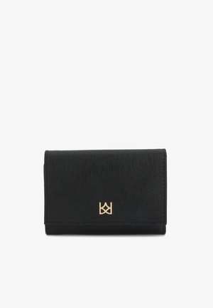 Czarny portfel z teksturowanej skóry z tłoczonym złotym logo z przodu, o prostokątnym kształcie, złożony, na białym tle.