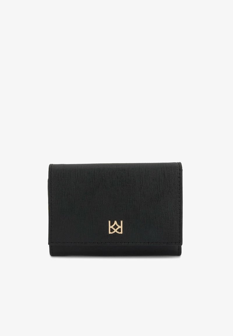 Portefeuille en cuir noir texturé avec logo embossé doré sur le devant, forme rectangulaire, design plié, isolé sur fond blanc.