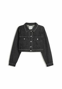 Črn skrajšan denim jakna s srebrnimi vijaki okoli ovratnika, žepov na prsih, gumbastega zapiranja in roba, z dolgimi rokavi in srebrnimi gumbi.