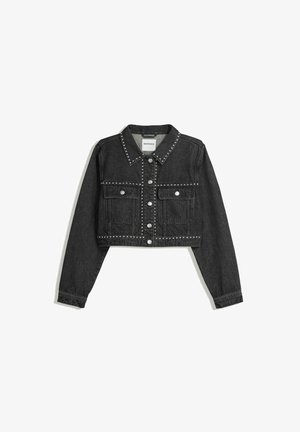 Veste en denim noire coupée, ornée de clous argentés le long du col, des poches poitrine, de la patte de boutonnage et de l'ourlet, avec des manches longues et des boutons argentés.