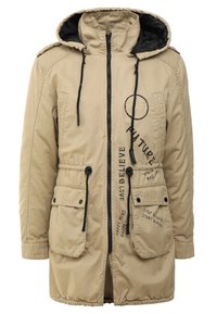 Khakiowa parka z kapturem, zapinana na zamek z przodu, z dwoma przednimi kieszeniami i nadrukowanymi detalami. Wykonana z trwałej tkaniny o fakturowanej powierzchni.