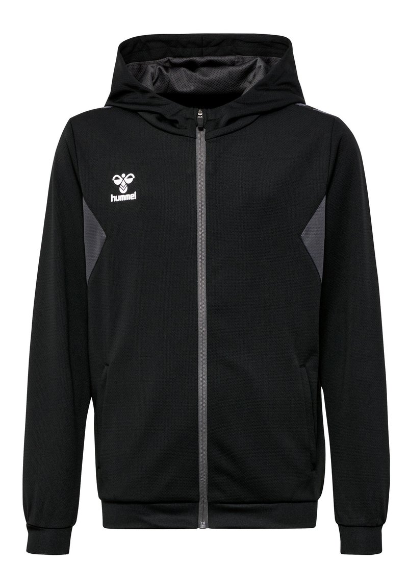 Giacca nera con cappuccio realizzata in tessuto a rete, con accenti grigi, logo sul petto, zip frontale completa e tasche laterali.