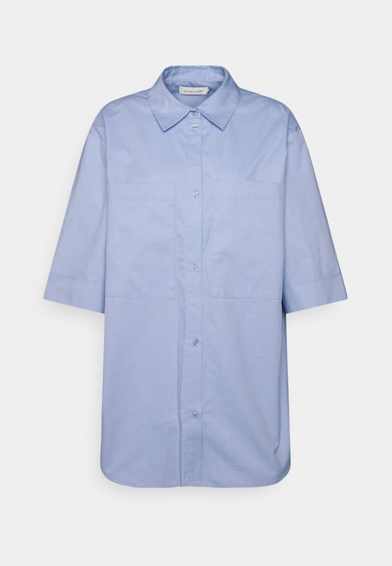 Camisa de manga curta azul clara feita de algodão, com fecho à frente por botões e dois bolsos no peito, apresentando um colarinho clássico e bainha reta.