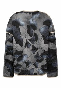 Gequilte jas in grijstinten met een ginkgo-bladpatroon in zwarte en blauwe tinten, afgewerkt met een neutrale rand langs de randen.