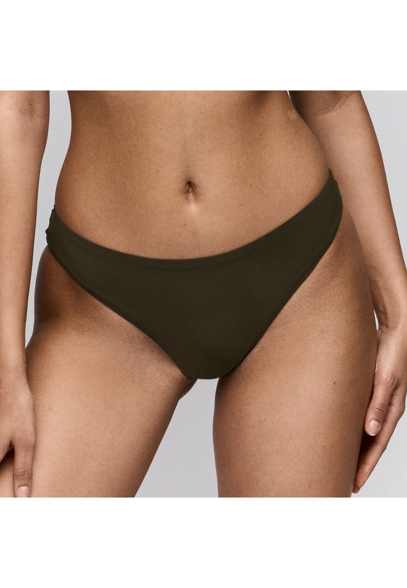 Bas de bikini vert olive foncé en tissu lisse ; présente une coupe taille basse avec une ceinture sans coutures et une couverture minimale.