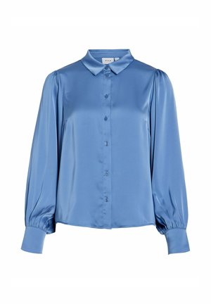 Jasnoniebieska satynowa bluzka z długimi bufiastymi rękawami, zapinana na guziki z przodu, z ostro zakończonym kołnierzykiem i szerokimi mankietami.