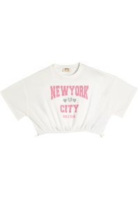 Camiseta blanca recortada de manga corta con dobladillo fruncido, que presenta "NEW YORK CITY" en purpurina rosa y gris, y el texto "GIRLS CLUB" debajo.